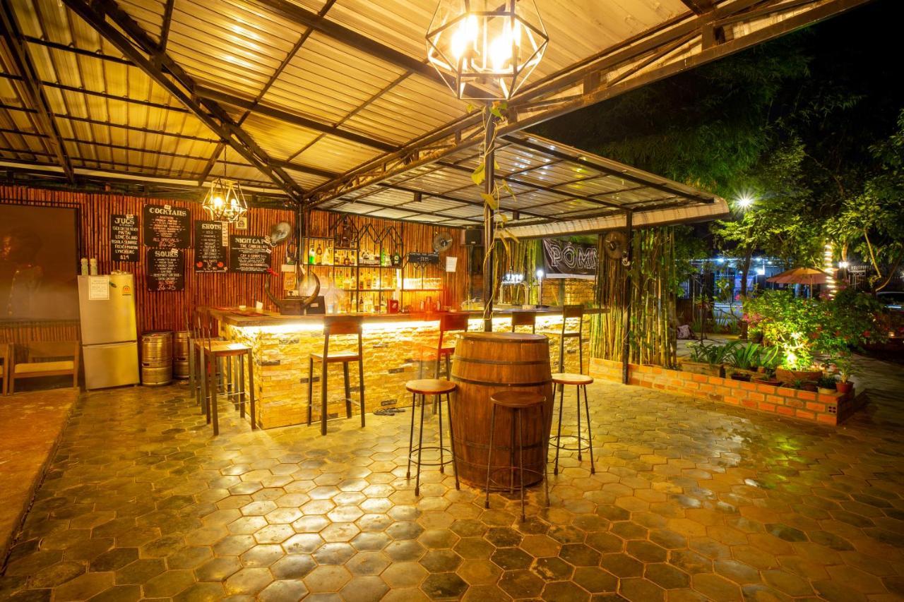 Pomme Brewhouse Hostel Siem Reap Luaran gambar